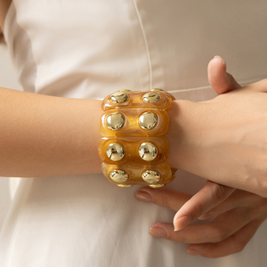 Brazalete Elástico de Acrílico Moderno y Grande para Mujer, Brazalete de Resina con Detalles de Tachuelas Doradas, Brazalete Audaz para Fiestas y Uso Diario - Product Image 6