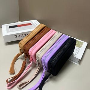 Pochette de maquillage en silicone écologique avec logo personnalisé, fermeture éclair et poignée souple pour les voyages, sac à cosmétiques pour petites filles - Product Image 2