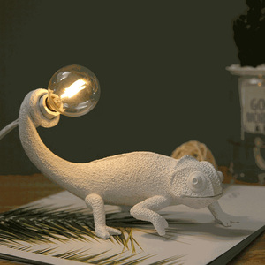 Lampe de bureau chameleon au design nordique moderne, lampe de table créative en résine pour salon et chambre à coucher - Product Image 1