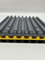 Panneau de sol en grille emboîtable WPC OEM, couleur et taille personnalisées, tapis de sol imperméable avec drainage pour chantier, garage, salle de sport
