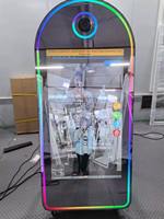 Station photo miroir magique commerciale avec écran tactile et lumières LED pour événements de mariage.