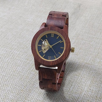 Montre en bois avec cadran sculpté unique en acier incrusté véritables marqueurs d'heure à clou mouvement à quartz Miyota montre en bois de charme unique