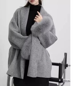 Nuovo Cappotto in Lana a Doppio Strato per Donne con Maniche Lunghe e un Lussuoso Tocco di Pelliccia Cape - Product Image 2