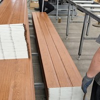 Panneau métallique gaufré à texture bois, imitation bois, matériau de bardage extérieur isolant