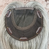 Prothèse capillaire européenne à clipser avec dessus en soie, couleur gris clair poivre et sel, base en soie avec trame arrière pour femmes âgées