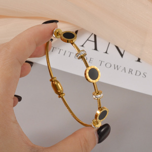 Bracelet magnétique premium en acier inoxydable doré poli, double coque, cadran torsadé, perles carrées en zircon, anti-rayures - Product Image 1