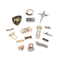 JinYi Usine Directement OEM ODM Logo de Marque Gravé en Relief Conception Alliage de Zinc Nom Placage Étiquette Métallique Personnalisée pour Vêtements