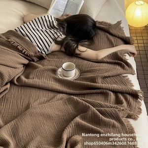 Couverture légère en gaze jacquard japonaise peignée à quatre couches avec pompons pour petit canapé ou sieste au bureau – Vente en gros - Product Image 2