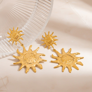 Pendientes colgantes con forma de sol de aleación de zinc chapados en oro de 18 quilates para mujer, pendientes colgantes de moda - Product Image 3
