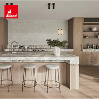 Armoires de cuisine Allandcabinet de style européen sans cadre, en chêne blanc massif plaqué, avec îlot en marbre de Carrare