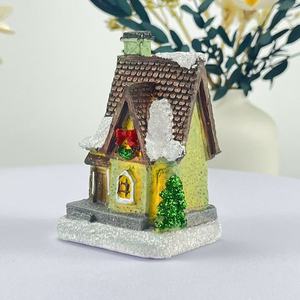 Maison de village de Noël lumineuse faite à la main de haute qualité, adorable miniature architecturale recouverte de neige, décoration de table - Product Image 1