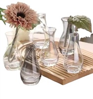 Vase en verre soufflé à la main de style éclectique, forme de bourgeon, couleur personnalisable, élégant ornement de table pour allée et décoration intérieure