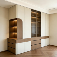 Panneaux de porte en bois massif de couleur claire, personnalisés et modernes, avec étagères en bois et tiroirs apparents pour armoires de chambre.