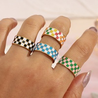 Dreamshow Anneaux en acier inoxydable plaqué or avec grille à carreaux émaillée colorée Bagues noires et blanches Bijoux pour femmes