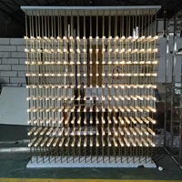 Porte-vin en acrylique et acier inoxydable personnalisé, présentoir à vin moderne minimaliste avec éclairage LED pour villa, hôtel, hall, club, salon