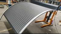 Store banne motorisé moderne sur mesure en aluminium avec isolation thermique en mousse de polyuréthane pour applications extérieures de cours d'hôtels