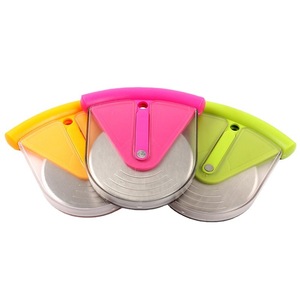 Cortador de Pizza de Acero Inoxidable Verde con Cubierta Protectora, Herramienta para Hornear - Product Image 3