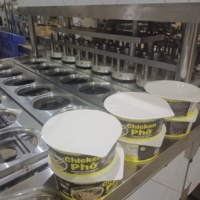 Machine de scellage automatique pour gobelets en plastique pour lait, eau, yaourt, thé, machine de remplissage et de scellage automatique de gobelets