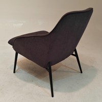 Fauteuil d'appoint rembourré en velours, structure intérieure en bois de pin, pieds en acier au carbone avec revêtement en poudre noire