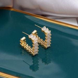 Pendientes de Botón de Moda Europea y Americana de Alta Gama para Mujer, Creativos, de Cobre, Chapados en Oro, con Circonita, Geométricos y Personalizados - Product Image 3