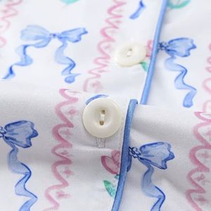 Pyjama <span class=keywords><strong>2</strong></span> pièces en tissu doux de qualité supérieure, taille <span class=keywords><strong>plus</strong></span>, manches courtes, haut à boutons, short, vêtements de nuit avec détails de passepoil bleu - Product Image 6