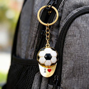 Llavero de aleación de zinc al por mayor con diseño de sombrero de fútbol, de moda, de dibujos animados, ligero, impermeable, regalo de cumpleaños, recuerdo de evento deportivo KL - Product Image 3