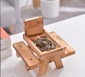 Mangiatoia per scoiattoli in legno mangiatoia per animali domestici con ciondolo da giardino all'aperto mangiatoia per uccelli con noci di mais - Product Image 1