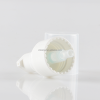 Emballage cosmétique de haute qualité, pompe à lotion pour traitement crème blanche en plastique PP 24 mm 24/410 avec demi-couvercle anti-poussière en PP