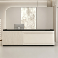Comptoir de réception vertical personnalisé de luxe léger avec panneau cannelé pour bureau, hôtel, salon de beauté