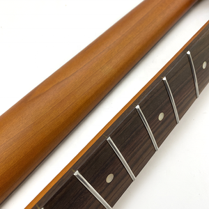 Manche gauche en érable torréfié avec manche en bois de rose et écrou en os de 42mm, 22 frettes - Product Image 4
