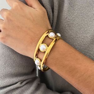 Bracelet manchette tendance doré avec perles d'imitation serties, design linéaire, bijou pour femme, idée cadeau - Product Image 3