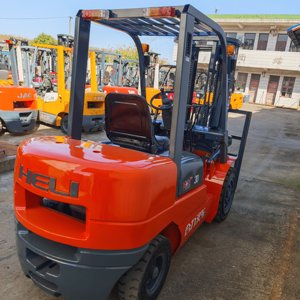 รถยกดีเซล Heli 3 ตัน 3000 กก. ขับเคลื่อนล้อหน้า 4x4 ยกสูง 4.5 เมตร พร้อมเสาสามตอน สภาพดี - Product Image 4
