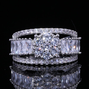 Anello Elegante da Donna per Fidanzamento, Design Minimalista a Quattro Punte con Accenti Scintillanti, Gioiello Regolabile in Lega, Stile Moderno, Idea Regalo - Product Image 1