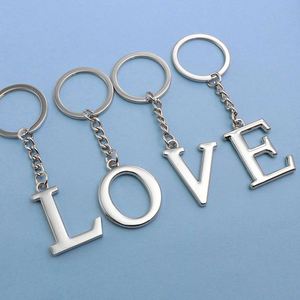 Venta al por mayor de fábrica, se pueden personalizar 26 letras inglesas, accesorios que no se desvanecen, colgante de llavero hueco de acero inoxidable - Product Image 3