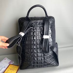 Mochila de Piel de Cocodrilo para Hombre, Capacidad de 20-35L, Cierre de Cremallera, Correa de Hombro Curva, Diseño Multifuncional - Product Image 3