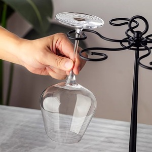 Estante giratorio negro para seis copas de vino, diseño minimalista, herramienta de barra de hierro metálico para uso en fiestas en casa - Product Image 1