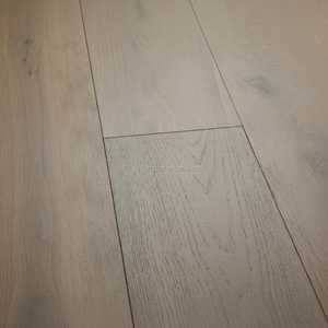 Suelo de madera de ingeniería multicapa ahumado de roble cepillado moderno popular con características de alta calidad y ecológicas - Product Image 1