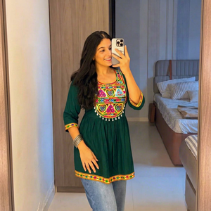 Haut ethnique pour femme en rayonne lourde brodé Gamthi, vert, coupe ample, longueur midi, style décontracté Inde Pakistan, séchage rapide, toutes saisons - Product Image 1