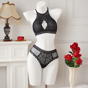 Ensemble de lingerie sexy en dentelle ajourée à col halter et décolleté plongeant, style européen et américain, vente en gros directe usine - Product Image 1