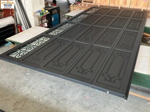 <span class=keywords><strong>Porte</strong></span> de <span class=keywords><strong>garage</strong></span> en acier galvanisé isolé en mousse PU à panneaux sectionnels superposés avec cadre en aluminium à grain de bois avec supports de vent - Product Image 6