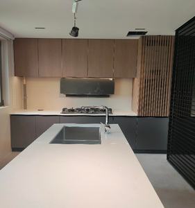 Armoire <span class=keywords><strong>de</strong></span> cuisine moderne <span class=keywords><strong>de</strong></span> luxe super durable, imperméable, écologique, en panneau <span class=keywords><strong>de</strong></span> mélamine <span class=keywords><strong>MR</strong></span> MDF gris mat avec dosseret - Product Image 2