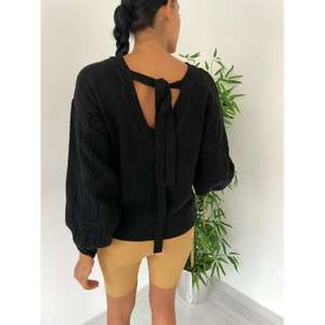 เสื้อสเวตเตอร์ถักสไตล์เกาหลีแบบลำลอง คอผูกโบว์ เนื้อผ้านุ่ม แบบยาวหรือสั้น สำหรับฤดูใบไม้ร่วงหรือฤดูหนาว ลายพิมพ์โลโก้ด้านหน้า - Product Image 4