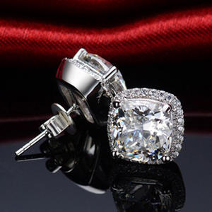 Orecchini in Oro Bianco con Diamanti Taglio Cushion Colore D Naturali Certificati GIA Gioielli Classici da Sposa per Donna - Product Image 4