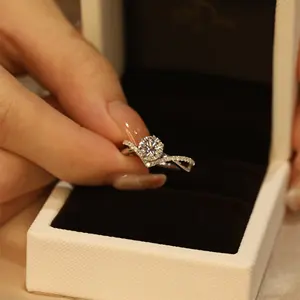 Anello di diamanti con taglio rotondo creato in laboratorio da 1ct anello di fidanzamento con diamante a vortice in oro bianco