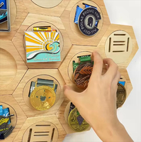 Support mural hexagonal en bois massif en forme de nid d'abeille, écologique, pour médailles, décoration intérieure, souvenir, thème sportif
