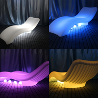 Chaise longue de piscine de luxe à énergie solaire pour extérieur, avec éclairage LED lumineux pour décoration de piscine en hôtel