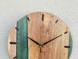 Reloj de Pared Moderno de Resina y Madera, Hecho a Mano, Duradero, Elegante, Funcional, Estilizado y Decorativo, Ideal para Sala de Estar - Product Image 3