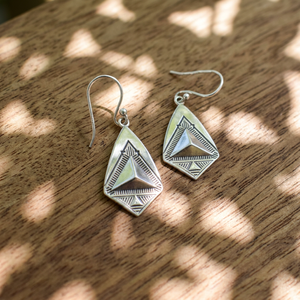 Divyansh Gems Jewellers Boucles d'oreilles pendantes géométriques triangulaires gravées à la main en argent sterling pour femme, style vintage bohème, pour tous les jours - Product Image 1