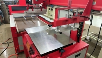Máquina de Serigrafía Automática de Alta Velocidad de 2 Estaciones con Cama Plana Vertical y Sistema de Curado UV para Pósteres y Catálogos