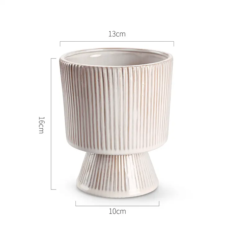Vertikale Streifen präge form reinweiß glänzende Porzellan vase mit rundem Fuß ständer